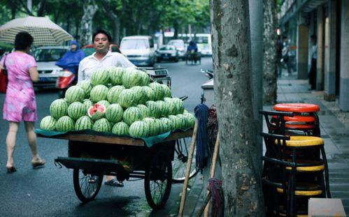 路边吃瓜拍照,路边吃瓜拍照，记录生活点滴