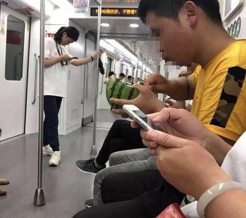 吃瓜小伙地铁,吃瓜小伙的趣味日常
