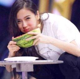 杨颖吃瓜表情,表情包界的“新宠”