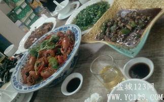 盐城农民街吃瓜,夏日炎炎，瓜果飘香，共享田园生活