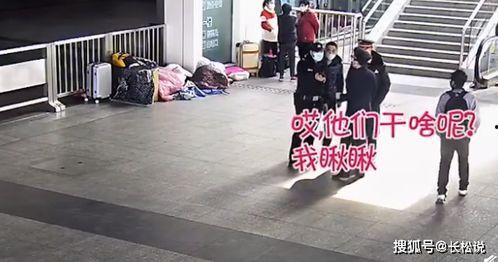 偷手机吃瓜被逮,意外被捕的尴尬瞬间