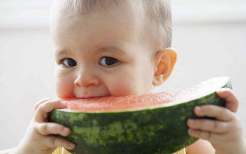 大人孩子含泪吃瓜,大人孩子共度感人吃瓜时刻